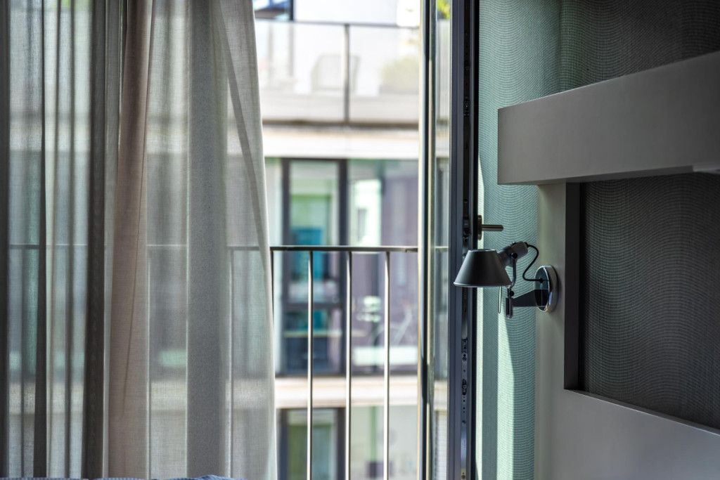 Dlaczego drzwi balkonowe ciężko się domykają Przyczyny i sposoby naprawy.